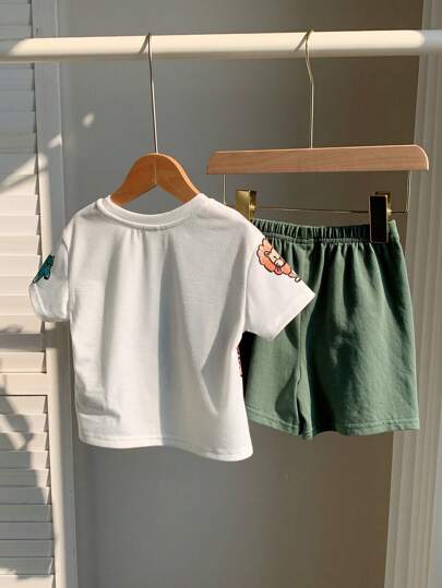 SHEIN مجموعة قطعتين للأولاد الرضع من ملابس علوية لصيفي كاجوال مطبوع برسوم الحيوانات المرسومة بالألوان ومرتخي، وشورت مافشكنج قطعتان مناسبة للارتداء في الربيع والصيف، للاستخدام الداخلي والخارجي