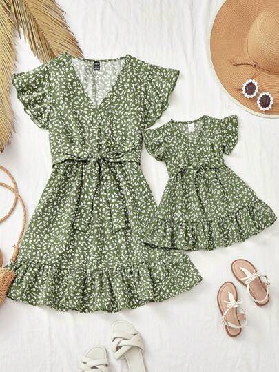 فساتين بيبي فستان بناتي صيفي قصير الأكمام مزخرف بزهور صغيرة 1 قطعة (مطابق للأم، 2 قطع تباع بشكل منفصل)