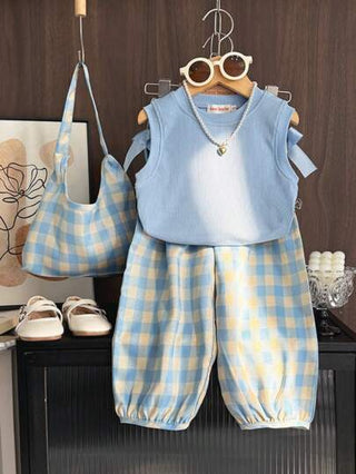 تيشيرتات بناتي 3 قطع للبنات الصغيرات تشمل: صدرية متضفرة بلون واحد ، وبنطلون كاروهات أزرق وأبيض ، وحقيبة مناسبة للعب الخارجي أو العطلات في الصيف