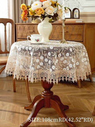 قطعة واحدة من منديل المائدة المستدير من القماش الأورجانزا، مزين بتطريز عالي الدقة وحاشية دانتيل قابلة للإزالة بالماء، مناسب لمطبخ وغرفة الطعام وغرفة المعيشة، متوفر بأحجام مختلفة، مقاوم للبقع، ويمكن استخدامه لديكور المنزل والأعياد والعشاء الخارجي والنزهات