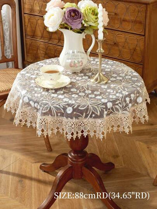 قطعة واحدة من منديل المائدة المستدير من القماش الأورجانزا، مزين بتطريز عالي الدقة وحاشية دانتيل قابلة للإزالة بالماء، مناسب لمطبخ وغرفة الطعام وغرفة المعيشة، متوفر بأحجام مختلفة، مقاوم للبقع، ويمكن استخدامه لديكور المنزل والأعياد والعشاء الخارجي والنزهات