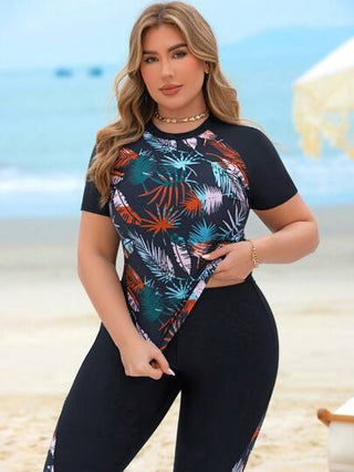 Swim Lushoire مجموعة ملابس سباحة غير رسمية لحمامات السباحة وشواطئ المنتجعات للمرأة ذات المقاسات الكبيرة، مكونة من توب كروب بدون أكمام مطبوع بتصميم رقعي مطبوع عشوائي بأوراق نباتية ممزوجة باللون الأسود وشورت سباحة طويل