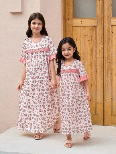 بيجاما شورت بنت المراهقة بنمط زهري مع تصميم رقبة مستديرة وتفاصيل من الدانتيل، متساهل وفضفاض للارتداء المنزلي. طقم متطابق للأخوة والأخوات بفستان كاجوال بأكمام قصيرة ذي طباعة زهرية للعطلات (يباع القطعتان بشكل منفصل)