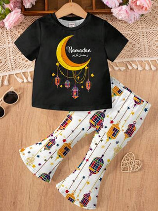مجموعات متناسقة لرمضان، أزياء رمضان، مجموعات عائلية لرمضان، مجموعات مسلمة، هدايا رمضان، مجموعات إسلامية، مجموعة ملابس علوية كم قصير برقبة دائرية وبنطلون لفتاة صغيرة بطباعة نجوم وهلال مناسبة للربيع/الصيف
