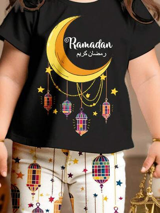 مجموعات متناسقة لرمضان، أزياء رمضان، مجموعات عائلية لرمضان، مجموعات مسلمة، هدايا رمضان، مجموعات إسلامية، مجموعة ملابس علوية كم قصير برقبة دائرية وبنطلون لفتاة صغيرة بطباعة نجوم وهلال مناسبة للربيع/الصيف