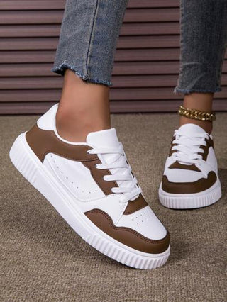 أحذية رياضية كاجوال جديدة للنساء باللون البني، برأس مستدير مريحة وخفيفة الوزن متعددة الاستخدامات، قاعدة ناعمة بأربطة، أحذية رياضية كاجوال منخفضة، مناسبة للإطلالة في رأس السنة والأعياد