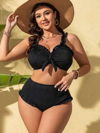 Swim Vcay طقم بكيني سهل للسيدات للاستخدام الصيفي الكاجوال والعطلات الشاطئية، يتكون من ملابس علوية سوداء مقاسات كبيرة مع ربطة على الصدر وكشكشة، وشورت سباحة بتصميم عادي منسجم معها