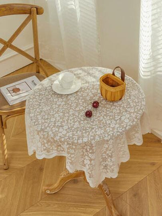 قطعة زخرفية واحدة من مفرش الطاولة بتطريز الدانتيل الأزهار - قماش شفاف قابل للغسل محفوف بالدانتيل - مثالي للنزهات والتخييم وعيد الميلاد وعيد الحب وديكور مطبخ المنزل