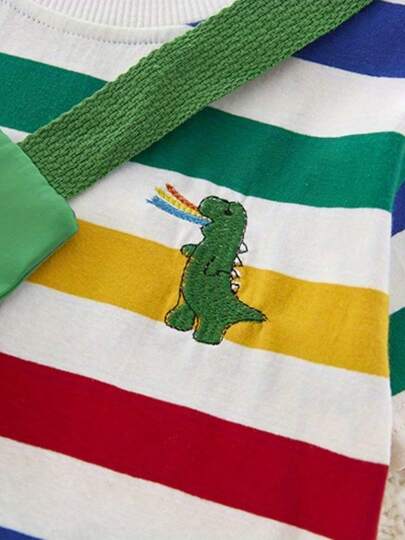 مجموعة توب كم قصير مطرز بنمط الديناصور والخطوط مع شورت، وحقيبة ظهر على شكل ديناصور للأطفال