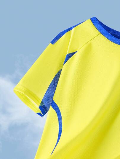 SHEIN مجموعة ألوان رياضية للأشبال، رسومات ملونة من الحرف والأرقام مع شبكة، بلوزة عنق طاقم بأكمام قصيرة وشورتات، مناسبة لكرة القدم والسلة، أناقة رياضية عادية، ناعمة ومريحة، مثالية للخريف والربيع والصيف، متعددة الاستخدامات للارتداء اليومي، للعب الخارجي، للم