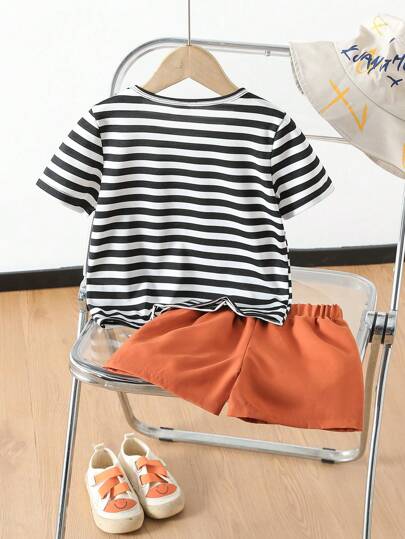 مجموعة تتكون من توب مخطط عادي + شورت بني بسيط متعدد الاستخدامات + حقيبة مطابقة للصبي الصغير