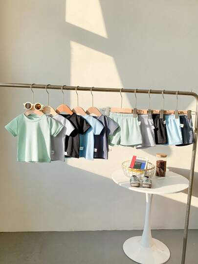 SHEIN Playful Pals 10 قطع من أزياء الأطفال الصيفية للأولاد، مجموعات من الرمادي والأسود والأخضر الفاتح والأزرق السماوي والأزرق الداكن، سترات قصيرة الأكمام بياقة مستديرة وشورتات بخصر فضفاض متناسقة، مناسبة للعب في الهواء الطلق والارتداء المنزلي اليومي