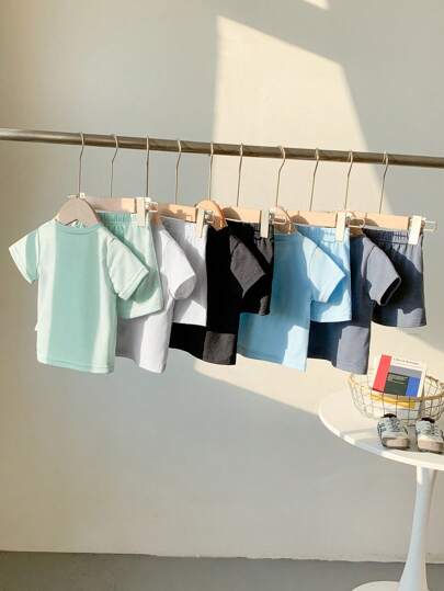 SHEIN Playful Pals 10 قطع من أزياء الأطفال الصيفية للأولاد، مجموعات من الرمادي والأسود والأخضر الفاتح والأزرق السماوي والأزرق الداكن، سترات قصيرة الأكمام بياقة مستديرة وشورتات بخصر فضفاض متناسقة، مناسبة للعب في الهواء الطلق والارتداء المنزلي اليومي