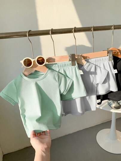 SHEIN Playful Pals 10 قطع من أزياء الأطفال الصيفية للأولاد، مجموعات من الرمادي والأسود والأخضر الفاتح والأزرق السماوي والأزرق الداكن، سترات قصيرة الأكمام بياقة مستديرة وشورتات بخصر فضفاض متناسقة، مناسبة للعب في الهواء الطلق والارتداء المنزلي اليومي