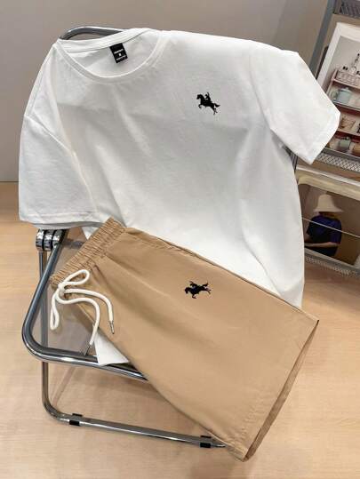 Manfinity Joysei مجموعة من 2 قطعة تي شيرت كاجوال مطبوع عليه سيلوت ركوب الخيل وشورت منسوج للرجال، بتصميم نحيف، هدية للحبيب