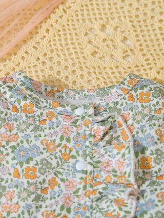 SHEIN 4 قطع/مجموعة مجموعة من قطعتين للأطفال الرضع البنين/البنات بتصميم أكمام طويلة وبنطلون مع طية رقبة مرفرفة وأزهار جميلة، قطع منزلية'