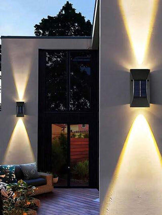 قطعتان من أضواء الحائط المضاءة ذات الشكل الفرابيزي الأسود توهج لأعلى وأسفل، أضواء ليد على الطاقة الشمسية للخارج مضادة للماء للسلالم والحوائط، موفرة للطاقة وسهلة التركيب، ديكور حديث مناسب لإضاءة منظر المنزل، الحديقة، ممر، شرفة، حمام السباحة، والحفلات العائ