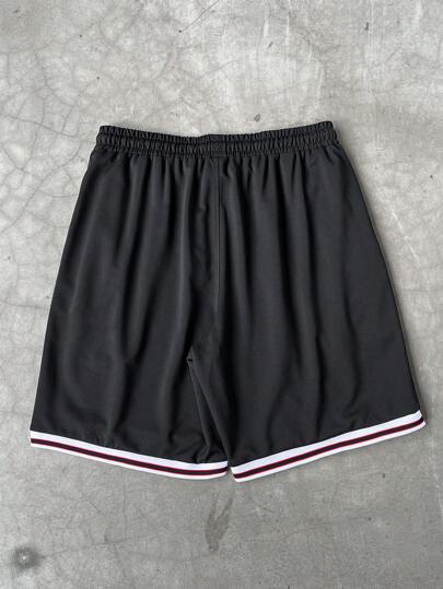 Manfinity Sporsity سروال قصير للرجال بخصر سحاب، مطبوع بأرقام وحروف متضادة الألوان