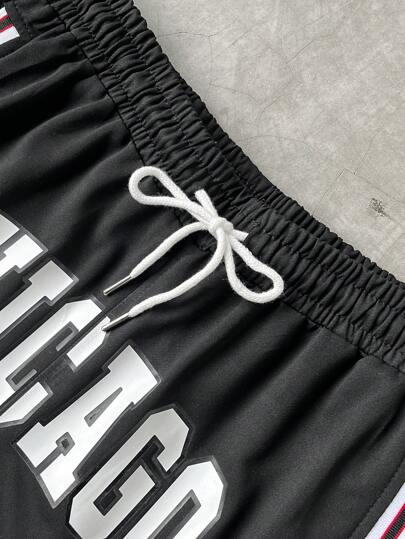 Manfinity Sporsity سروال قصير للرجال بخصر سحاب، مطبوع بأرقام وحروف متضادة الألوان