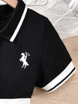 تيشيرتات بناتي فستان أسود قصير الأكمام مع تطريز خيل، طوق بولو بشريط ، لطفلة في سن المراهقة، موسم الربيع/الصيف، قطعة واحدة