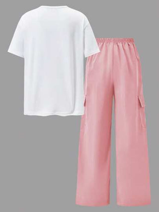 تيشيرتات بناتي مجموعة من قطعتين بنطلون وبلوزة لفتيات المراهقات، متميز بأسلوب الحرم الجامعي العصري، تصميم بطبعات هندسية بسيطة، ذو أكمام قصيرة منسدلة بأسلوب عصري