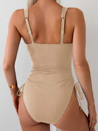 مايوه حريمي قطعة واحدة Swim Chiccia بدلة سباحة نسائية من قطعة واحدة بقصّة بسيطة وحمالات عريضة بلون سادة، مناسبة لقضاء إجازة الصيف على الشاطئ