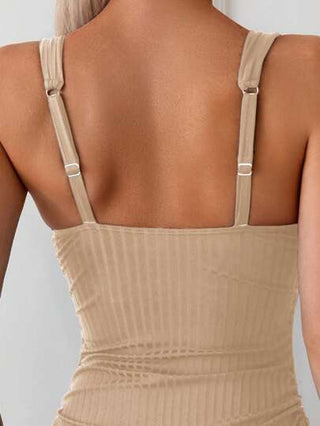 مايوه حريمي قطعة واحدة Swim Chiccia بدلة سباحة نسائية من قطعة واحدة بقصّة بسيطة وحمالات عريضة بلون سادة، مناسبة لقضاء إجازة الصيف على الشاطئ