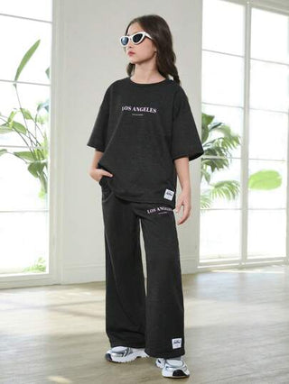 SHEIN مجموعة ملابس مريحة لصبايا تتراوح أعمارهن بين ال8-12سنة، مكونة من سويت شيرت طاقم كرو مطبوع بالموسيقى الجرانج وسروال رياضي مطبوع، بتصميم متساهل، مناسبة للربيع والخريف