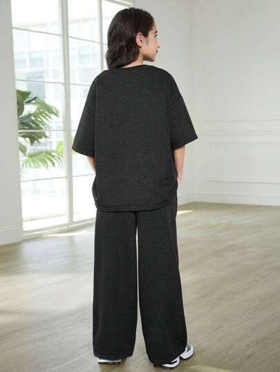 SHEIN مجموعة ملابس مريحة لصبايا تتراوح أعمارهن بين ال8-12سنة، مكونة من سويت شيرت طاقم كرو مطبوع بالموسيقى الجرانج وسروال رياضي مطبوع، بتصميم متساهل، مناسبة للربيع والخريف