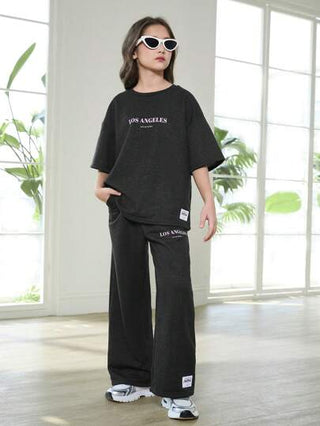 SHEIN مجموعة ملابس مريحة لصبايا تتراوح أعمارهن بين ال8-12سنة، مكونة من سويت شيرت طاقم كرو مطبوع بالموسيقى الجرانج وسروال رياضي مطبوع، بتصميم متساهل، مناسبة للربيع والخريف