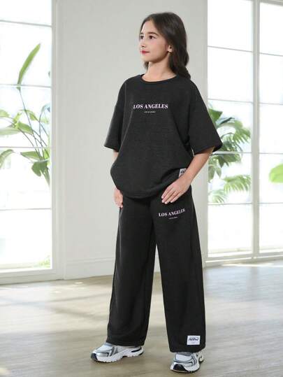 SHEIN مجموعة ملابس مريحة لصبايا تتراوح أعمارهن بين ال8-12سنة، مكونة من سويت شيرت طاقم كرو مطبوع بالموسيقى الجرانج وسروال رياضي مطبوع، بتصميم متساهل، مناسبة للربيع والخريف