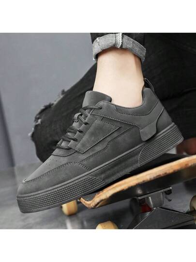 حذاء رياضي للرجال لون رمادي أحادي اللون موديل 2025 بحراشف أمامية رياضي، طراز بسيط برأس مستدير وأرضية سميكة زيادة للارتفاع، أحذية رياضية المقاسات من 39 إلى 48