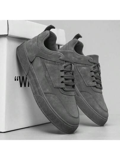 حذاء رياضي للرجال لون رمادي أحادي اللون موديل 2025 بحراشف أمامية رياضي، طراز بسيط برأس مستدير وأرضية سميكة زيادة للارتفاع، أحذية رياضية المقاسات من 39 إلى 48