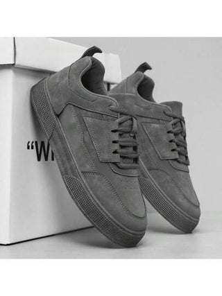 حذاء رياضي للرجال لون رمادي أحادي اللون موديل 2025 بحراشف أمامية رياضي، طراز بسيط برأس مستدير وأرضية سميكة زيادة للارتفاع، أحذية رياضية المقاسات من 39 إلى 48