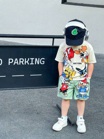 مجموعة مكونة من قطعتين للصبي الصغير، تي شيرت برقبة دائرية وأكمام قصيرة بطباعة الحرف والرسوم الكرتونية، وشورت كاجوال