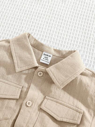 SHEIN مجموعة قميص بولو قصير الأكمام ذو لون داكن والشورت مطاطي الخصر، مناسبة للصيف لكل من الأطفال الرضع البنين والبنات،على الطراز الكوري البسيط