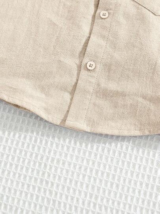 SHEIN مجموعة قميص بولو قصير الأكمام ذو لون داكن والشورت مطاطي الخصر، مناسبة للصيف لكل من الأطفال الرضع البنين والبنات،على الطراز الكوري البسيط