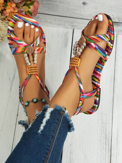 صنادل مسطحة عصرية مريحة بطراز بوهو متعددة الألوان، صنادل صيفية خفيفة الوزن للاستخدام في الشاطئ والإطلالات اليومية، صنادل رومانية عملية