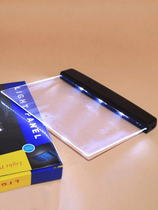 زجاجة قراءة LED شفافة فائقة النحافة ، ضوء الكتاب ، ضوء ليلي للطالب ، مصباح مكتب محمول ، متوفر باللونين الأسود والأبيض ، ضوء كتاب محمول ، مناسب لقراءة الطالب ، مصنوع من البلاستيك والزجاج العضوي (باستثناء البطاريات ، يجب شراء ثلاث بطاريات رقم 7 بنفسك)