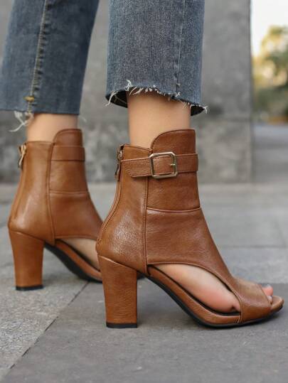 صنادل برقبة عالية بني ، كعب عالي سميك بسوستة خلفية ، جلد تزيينات معدنية مُشبَّكة ، أحذية نسائية مفتوحة الأصابع ، لون أحادي