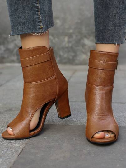 صنادل برقبة عالية بني ، كعب عالي سميك بسوستة خلفية ، جلد تزيينات معدنية مُشبَّكة ، أحذية نسائية مفتوحة الأصابع ، لون أحادي