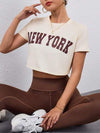 SHEIN Sport Studio طقم بنطلون إسكندري وتي شيرت قصير مطبوع عليه رسائل نسائي، ملابس رياضية كاجوال