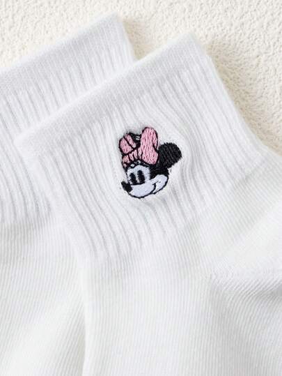 Disney 5 أزواج جوارب أطفال من ديزني، مطرزة برسوم الشخصيات الكرتونية الماوس وميني ماوس ودونالد دك وديزي دك، جوارب بيضاء أساسية جميلة وممتعة مصنوعة من أقمشة عالية الجودة، قابلة للتنفس ومريحة للارتداء اليومي، نمط عشوائي