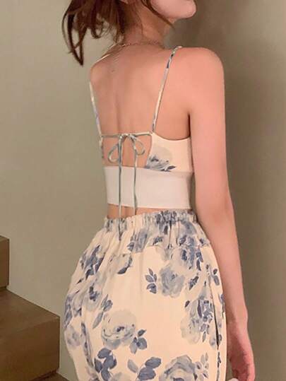 SHEIN PETITE مجموعة من قطعتين: كامي مطبوع قصير وقميص محصور العلوي مع بنطال ذو خصر مرتفع وساق واسعة