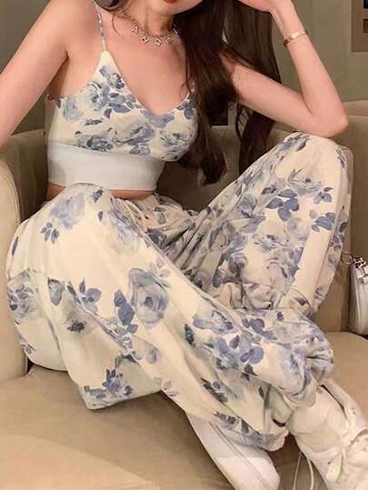 SHEIN PETITE مجموعة من قطعتين: كامي مطبوع قصير وقميص محصور العلوي مع بنطال ذو خصر مرتفع وساق واسعة