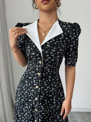 Modelyn فستان مزركش بأكمام قصيرة وخصر مربوط، مكون من أقمشة مختلطة باللون الأسود قصير، منسوج بطباعة زهرية ذو أزرار وفتحة أمامية