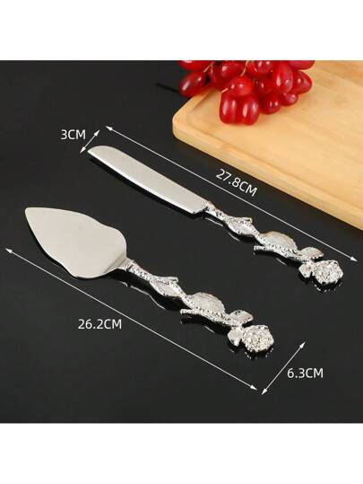 طقم ملاية فضية للزينة ويشمل 1 سكين وقاشطة 1 قطعة، مناسبة لديكور طاولة الزفاف
