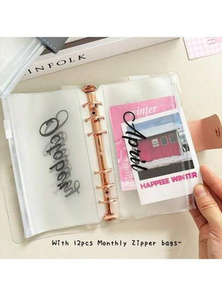 مجموعة هدية إدارة الثروة تشمل: غلاف + 12 كيس شهري - حقيبة سحاب شهرية للميزانية والأوراق المُفكَّكة بحجم A6، حقيبة تخزين للتذاكر والإيصالات (لون الغلاف عشوائي)