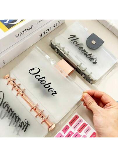 مجموعة هدية إدارة الثروة تشمل: غلاف + 12 كيس شهري - حقيبة سحاب شهرية للميزانية والأوراق المُفكَّكة بحجم A6، حقيبة تخزين للتذاكر والإيصالات (لون الغلاف عشوائي)