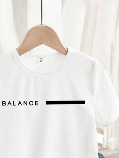 SHEIN تي شيرت بأكمام قصيرة مع طباعة كتابية بسيطة للصبي الصغير، مناسب للصيف